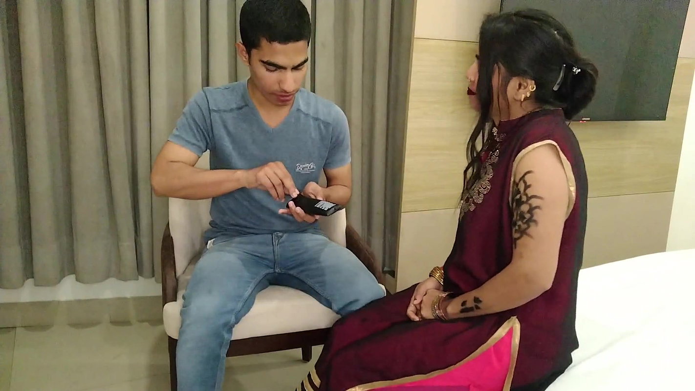 Devar ne akeli bhabhi ko pel ke boor faad diya