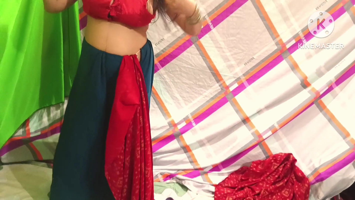 Chachi saree change kar rahi thi feer mein chod diya Hindi sex video