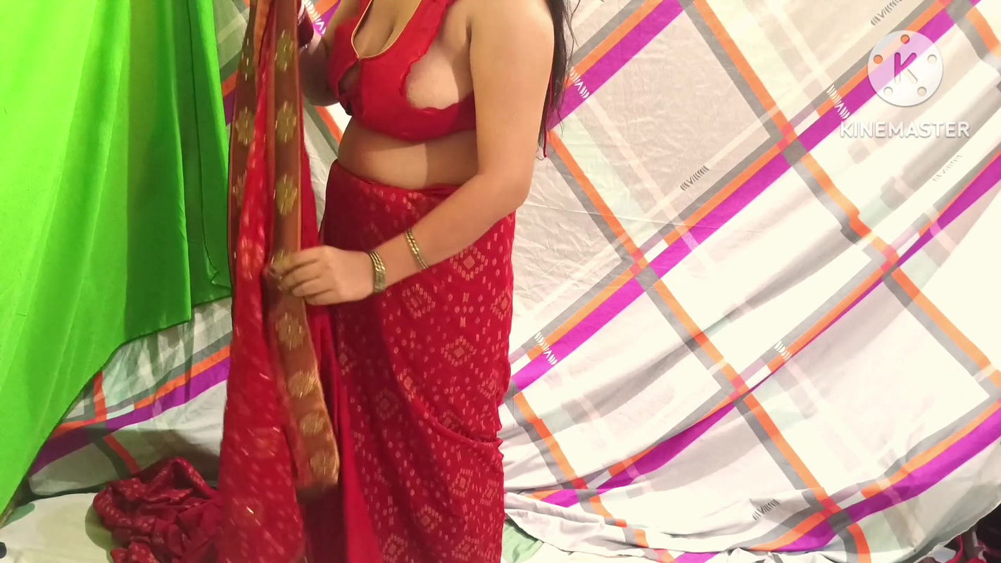 Chachi saree change kar rahi thi feer mein chod diya Hindi sex video