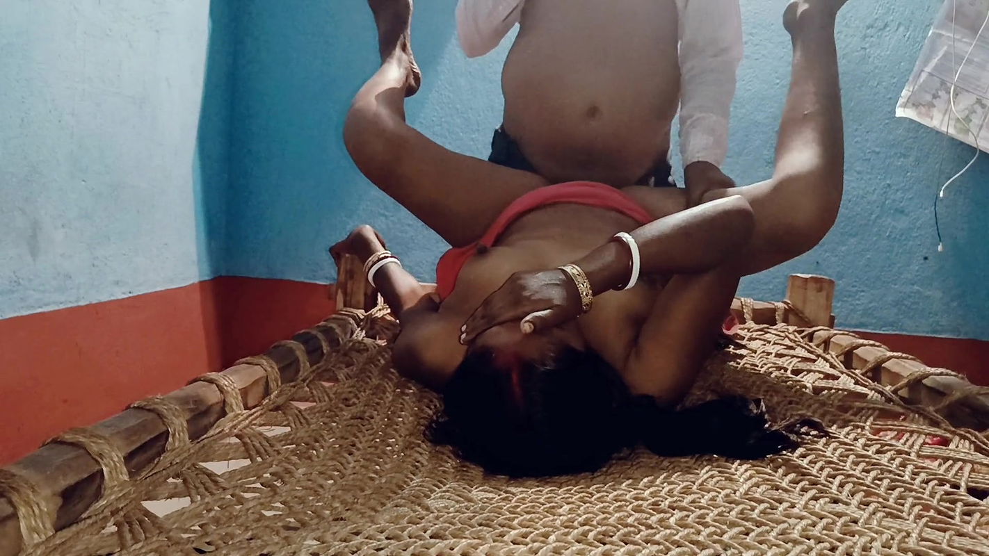 Soma bhabhi with her servant fucking by desi bed