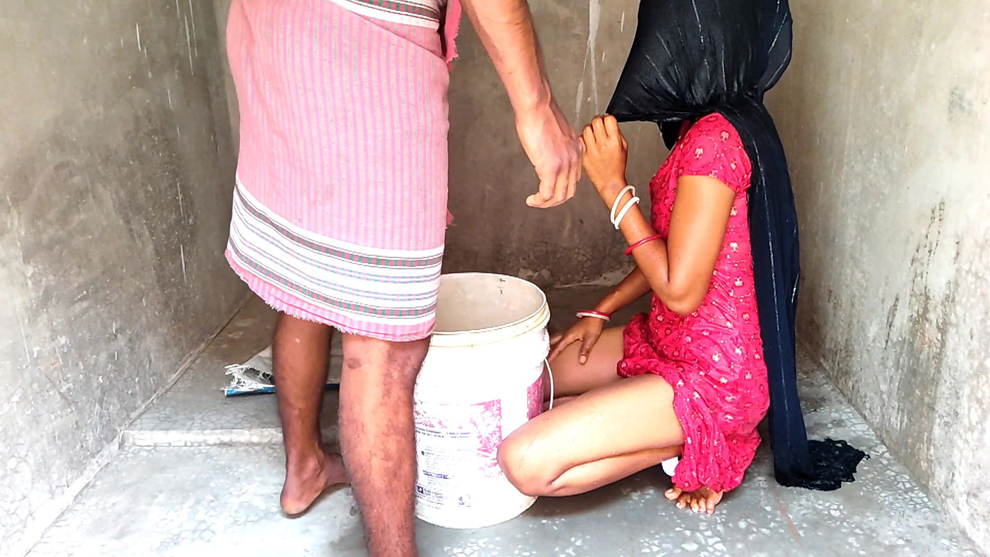 My younger brother’s wife was taking bath in the bathroom Of the younger brother’s wife I fucked a hot ass