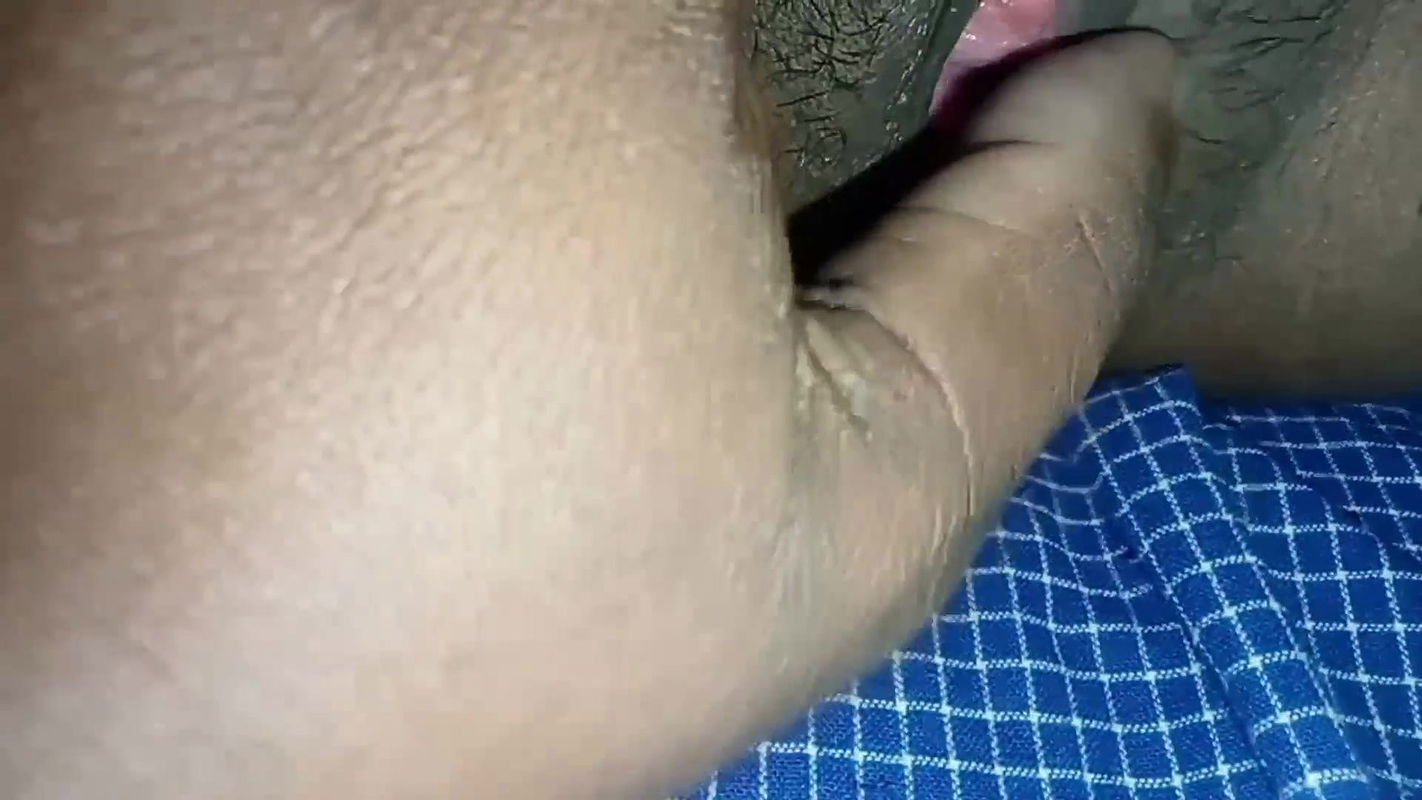 Ma wife tight puku lo dildo petti dengina gudda lo sulli petti denga shaved pussy telugu fuckers