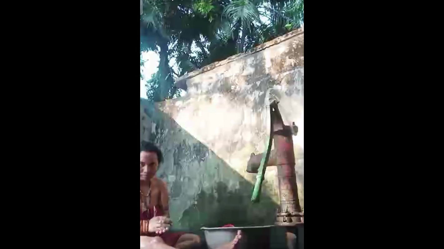 Indian telugu Village aunty natural bathing saggy boobs