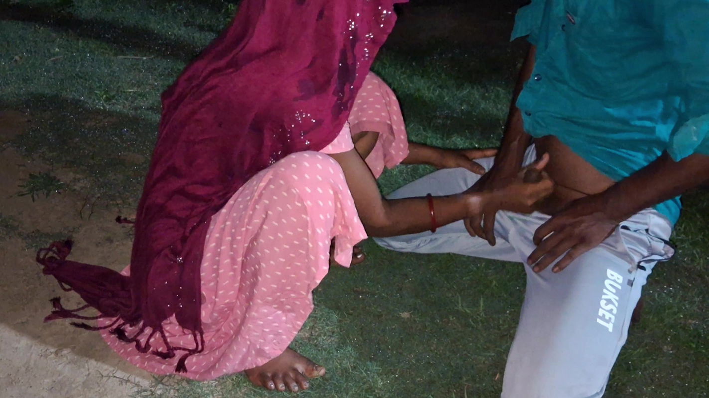 I laid my friend’s wife on the ground and fucked her pussy