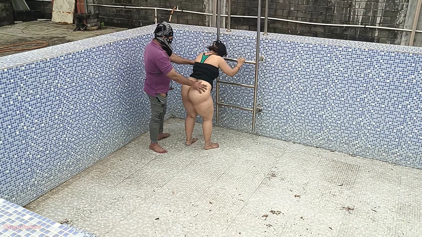 Hyderabad’s Telugu lovers enjoy sucked pussy in swimming pool farmhouse outdoor Telugu fuck