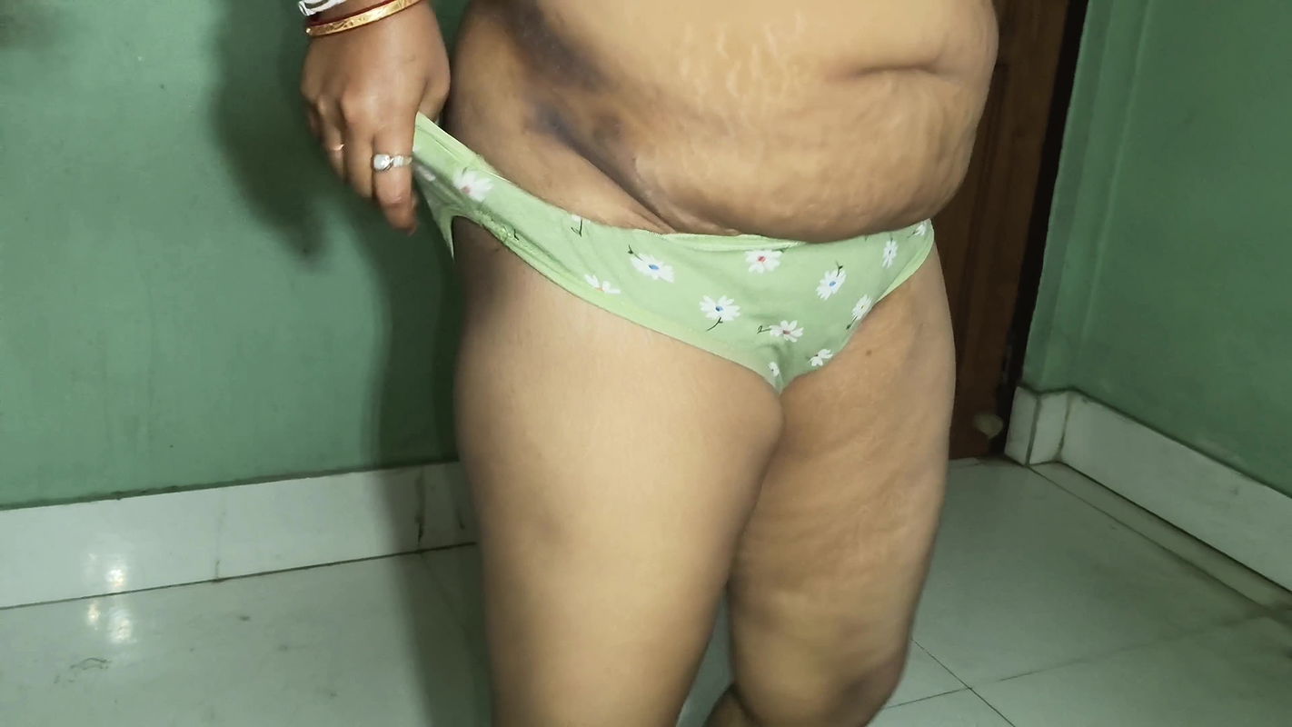 Desi bhabhi showing her full body, she is so sexy and hot