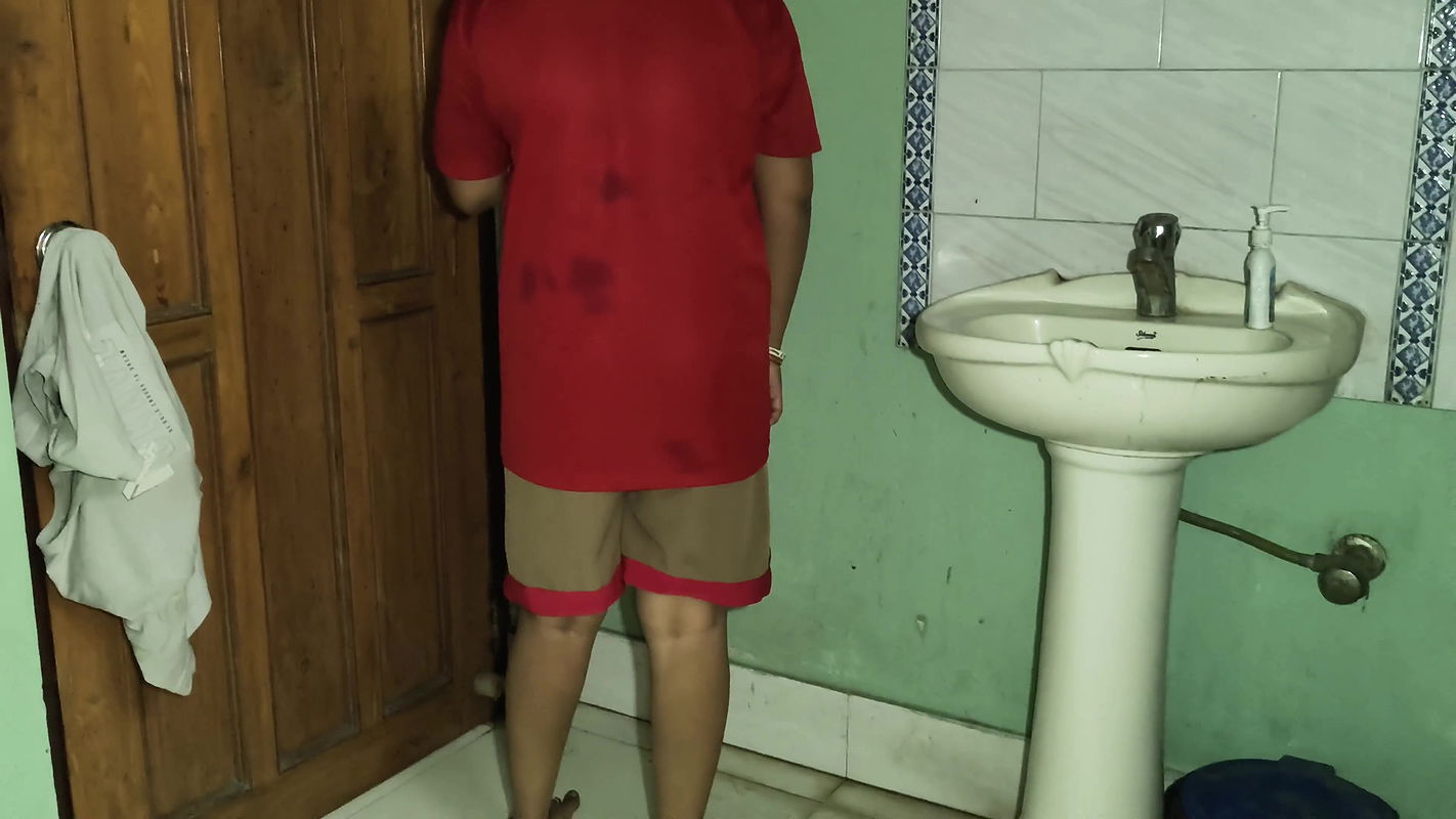 Desi bhabhi showing her full body, she is so sexy and hot