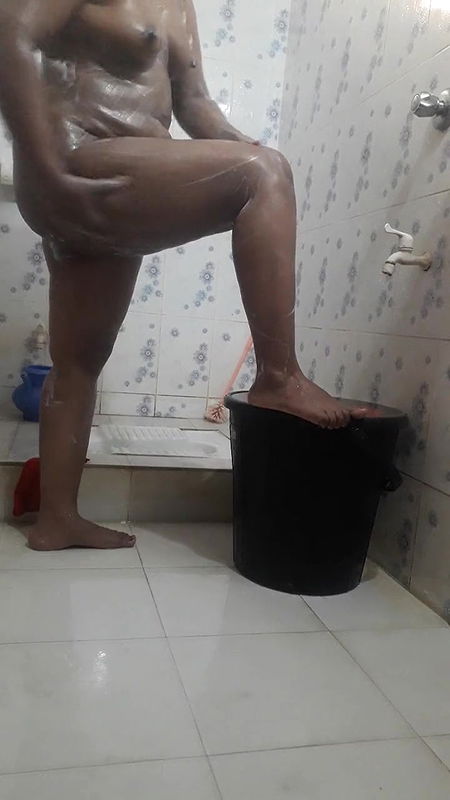 girl friend take shower & everything show live at video call garl phrend nahaatee hai aur sab kuchh veediyo kol par