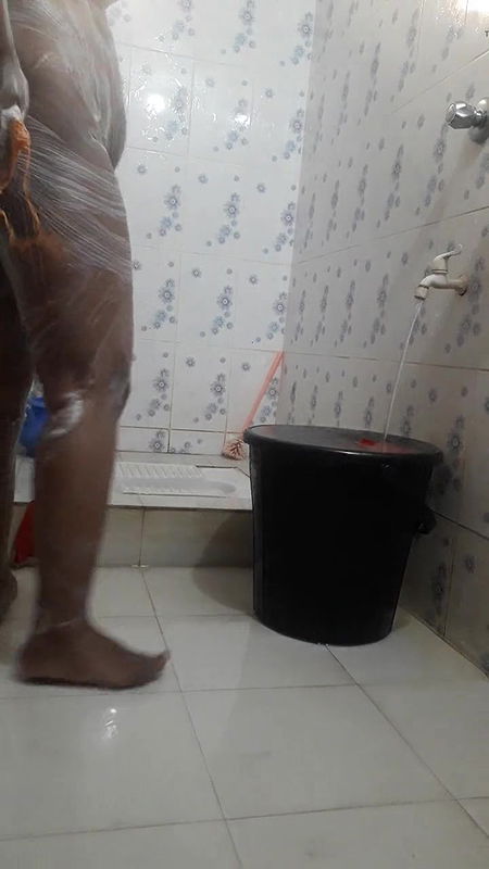 girl friend take shower & everything show live at video call garl phrend nahaatee hai aur sab kuchh veediyo kol par