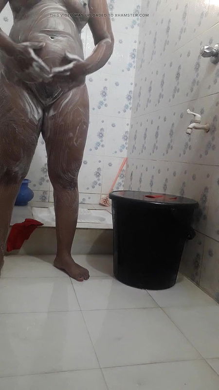 girl friend take shower & everything show live at video call garl phrend nahaatee hai aur sab kuchh veediyo kol par