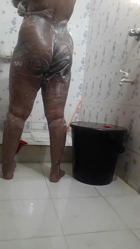 girl friend take shower & everything show live at video call garl phrend nahaatee hai aur sab kuchh veediyo kol par