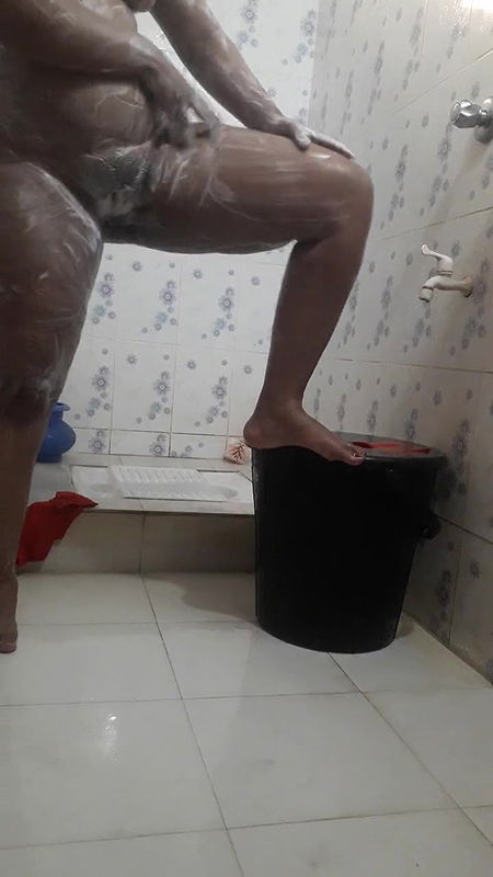 girl friend take shower & everything show live at video call garl phrend nahaatee hai aur sab kuchh veediyo kol par