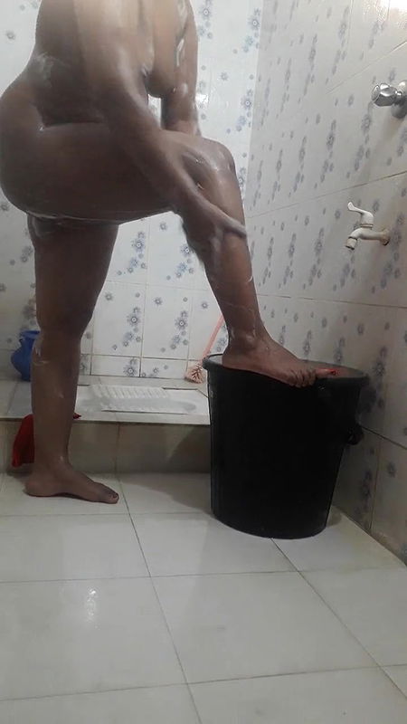 girl friend take shower & everything show live at video call garl phrend nahaatee hai aur sab kuchh veediyo kol par