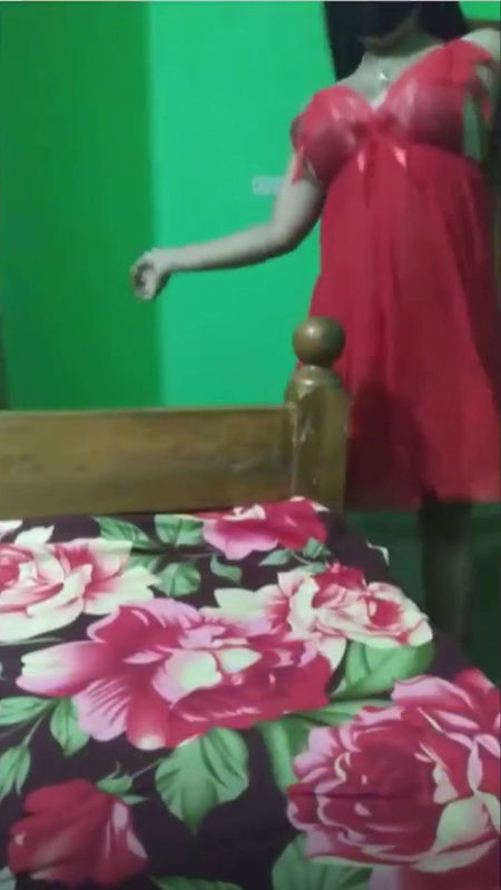 Indian Hot Girl Dances to Bollywood music