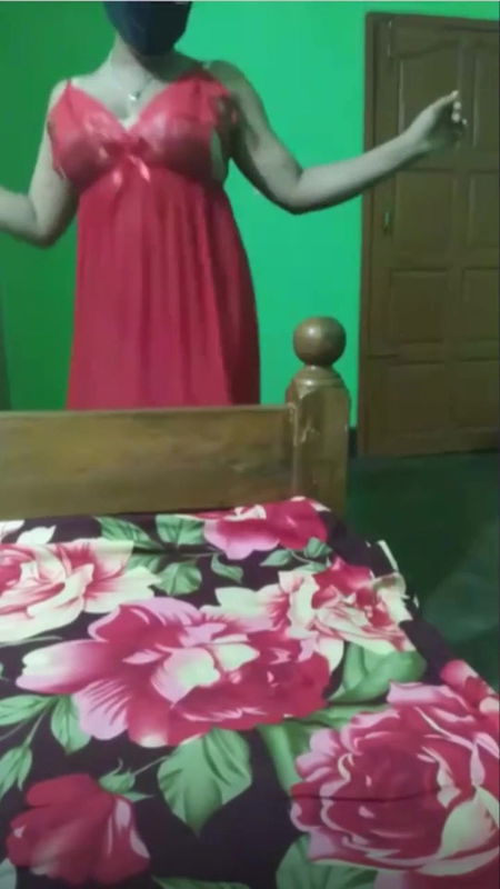 Indian Hot Girl Dances to Bollywood music