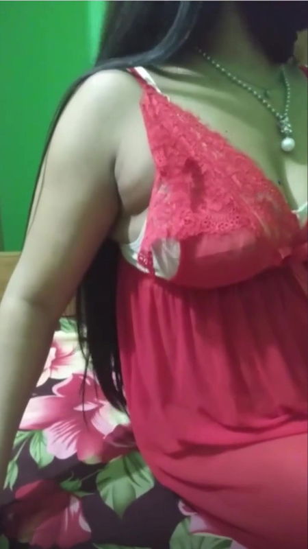 Indian Hot Girl Dances to Bollywood music