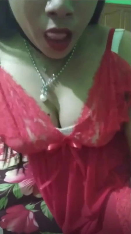 Indian Hot Girl Dances to Bollywood music