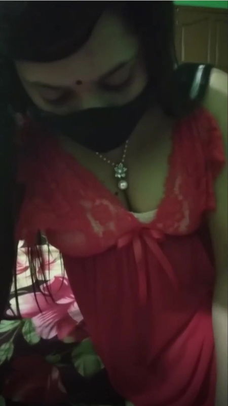 Indian Hot Girl Dances to Bollywood music