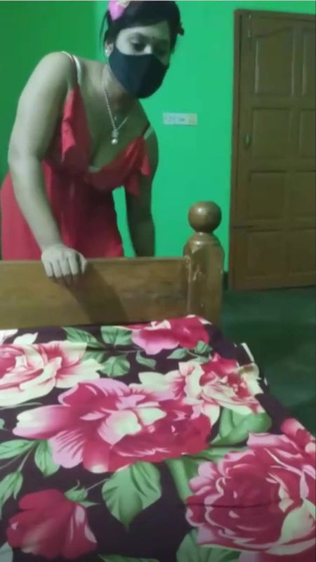 Indian Hot Girl Dances to Bollywood music