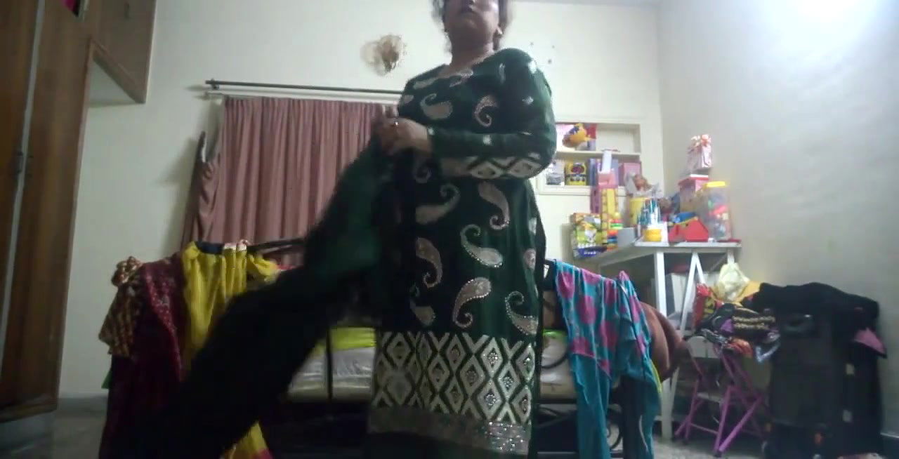 big boob Pakistani bhabhi changing