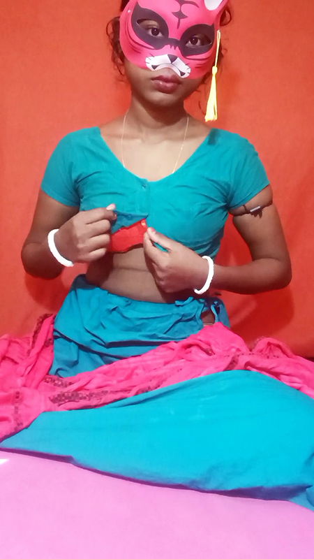 Bengali Unsatisfied Milky Bhabhi Fingaring And Showing To Lover With Saree