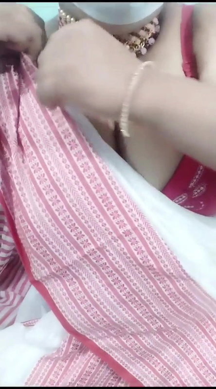 Bangladeshi hot bhabi wearing saree & getting nude masturbating till Squirting