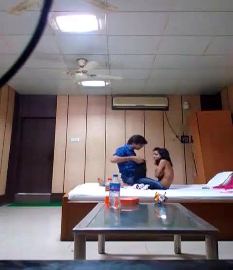 college lover bunked class and fucking in hostel