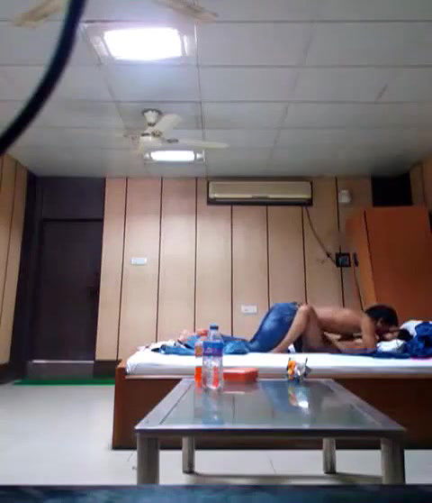 college lover bunked class and fucking in hostel