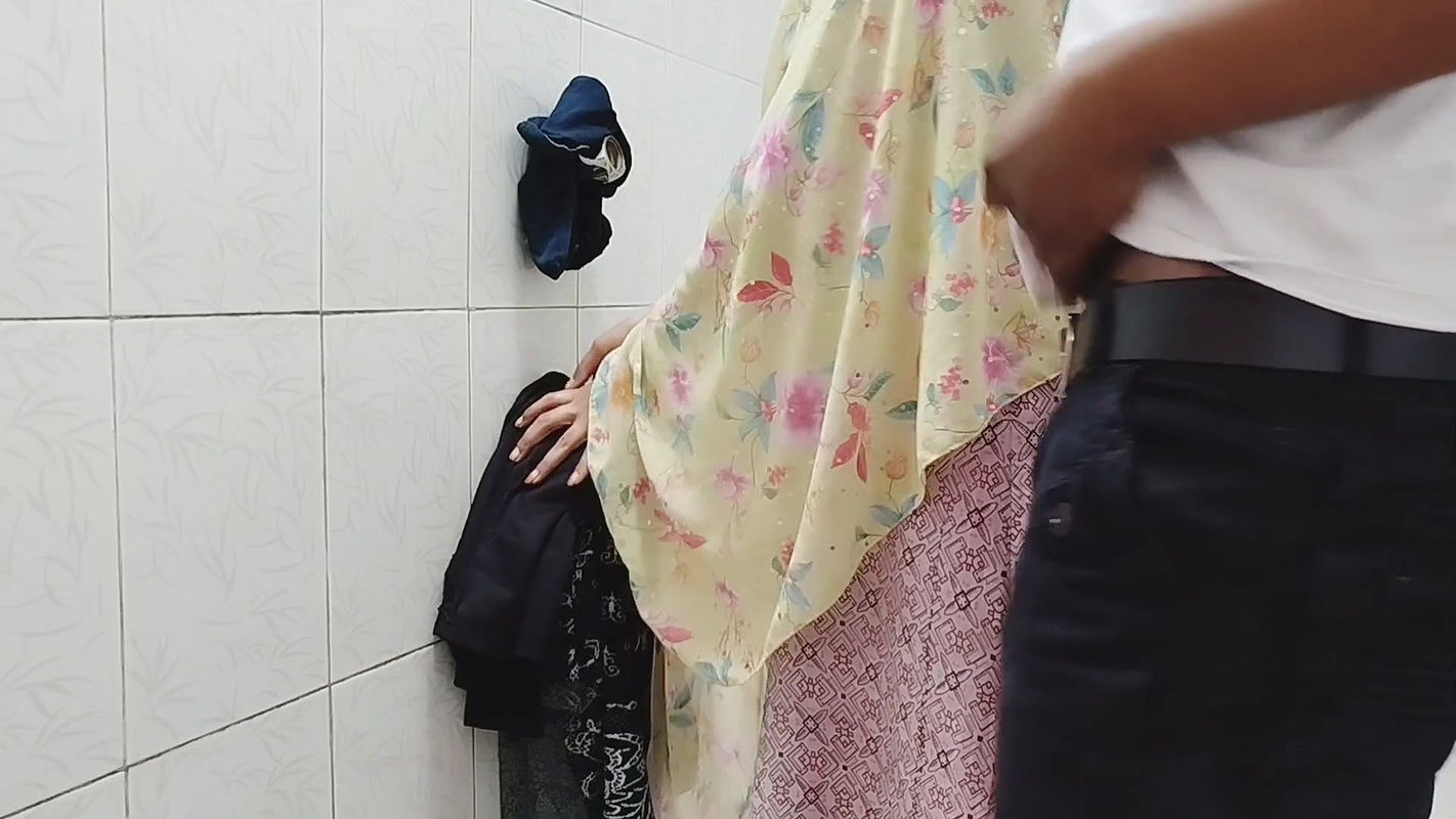 Toilet sex video with girlfriend