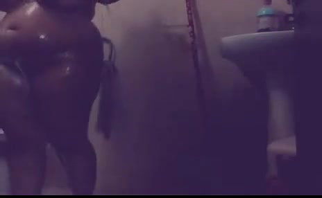 desi fat aunty bathing