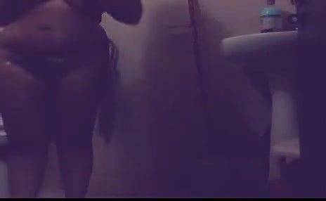 desi fat aunty bathing