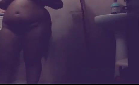 desi fat aunty bathing