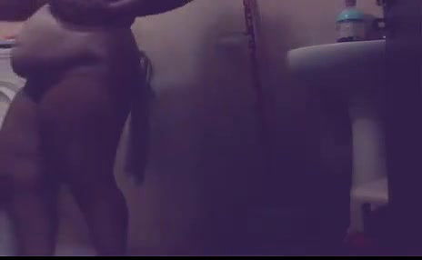 desi fat aunty bathing