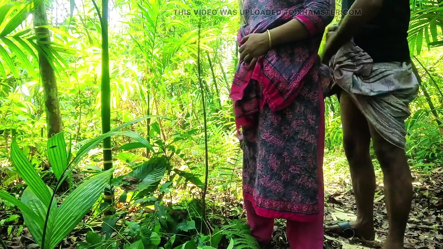 Jungle Sex in Indian Desi Aunty