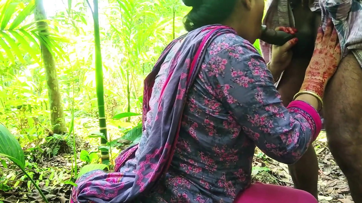 Jungle Sex in Indian Desi Aunty