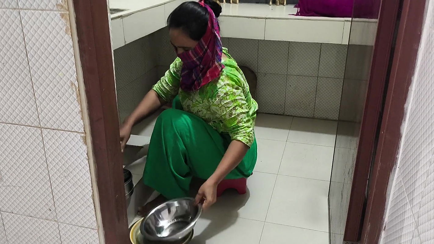 I suddenly see my aunty cleaning the dishes in the house