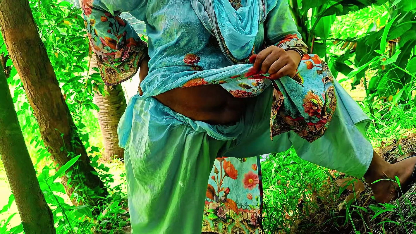 Guy Has Sex with Neighbor Aunty