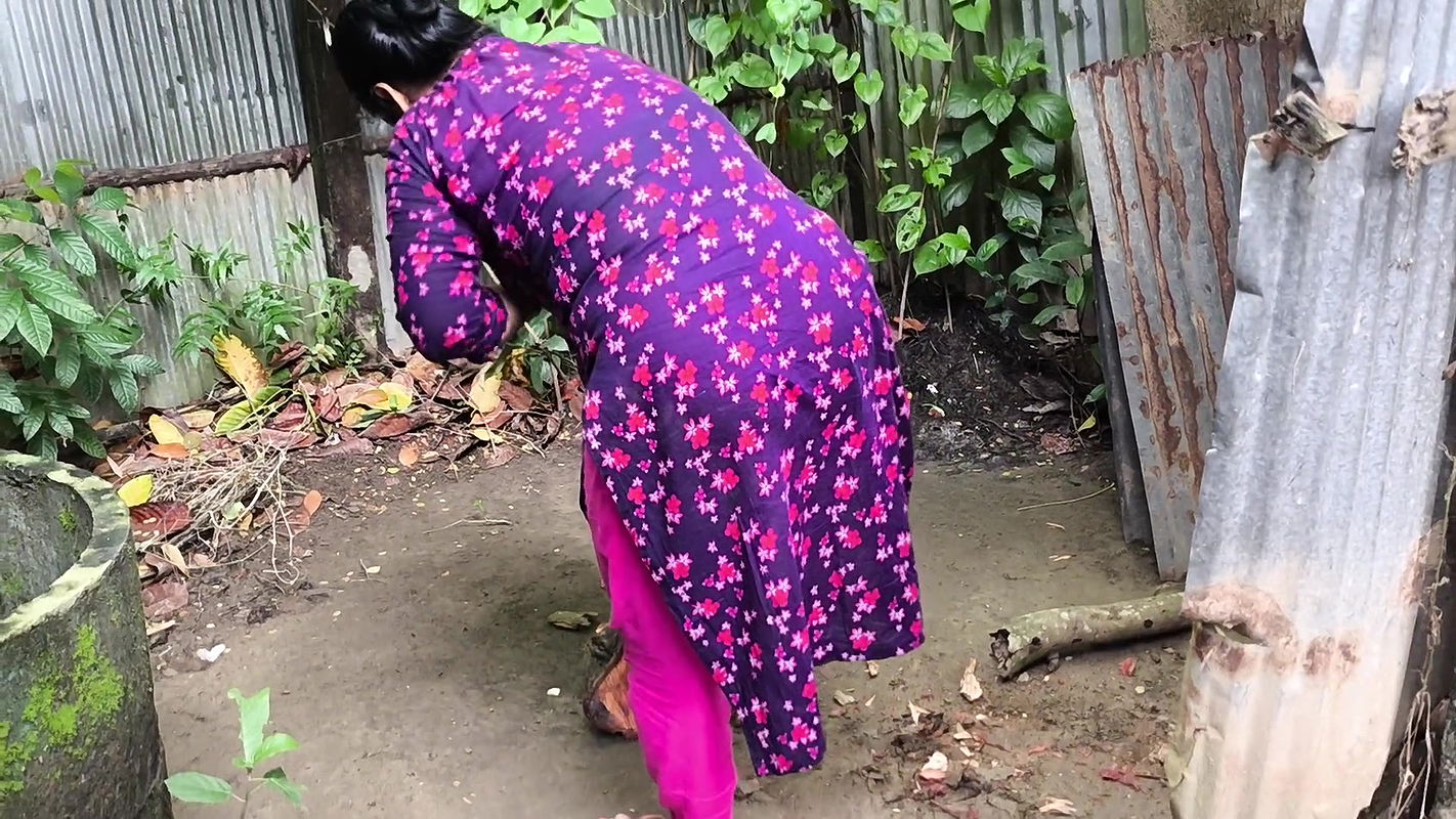 Desi bhabi sex with her young boyfriend outdoor from home