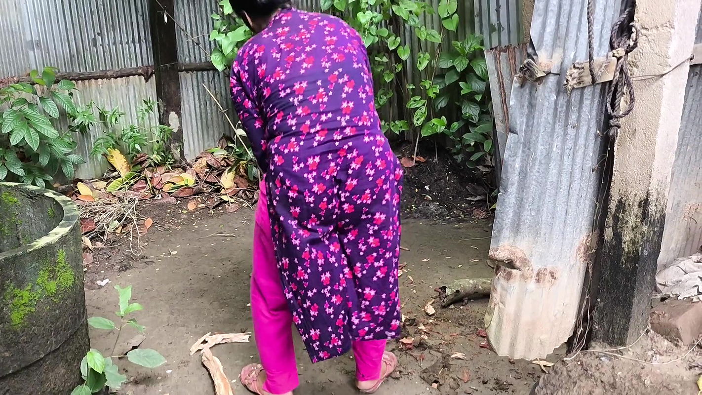 Desi bhabi sex with her young boyfriend outdoor from home