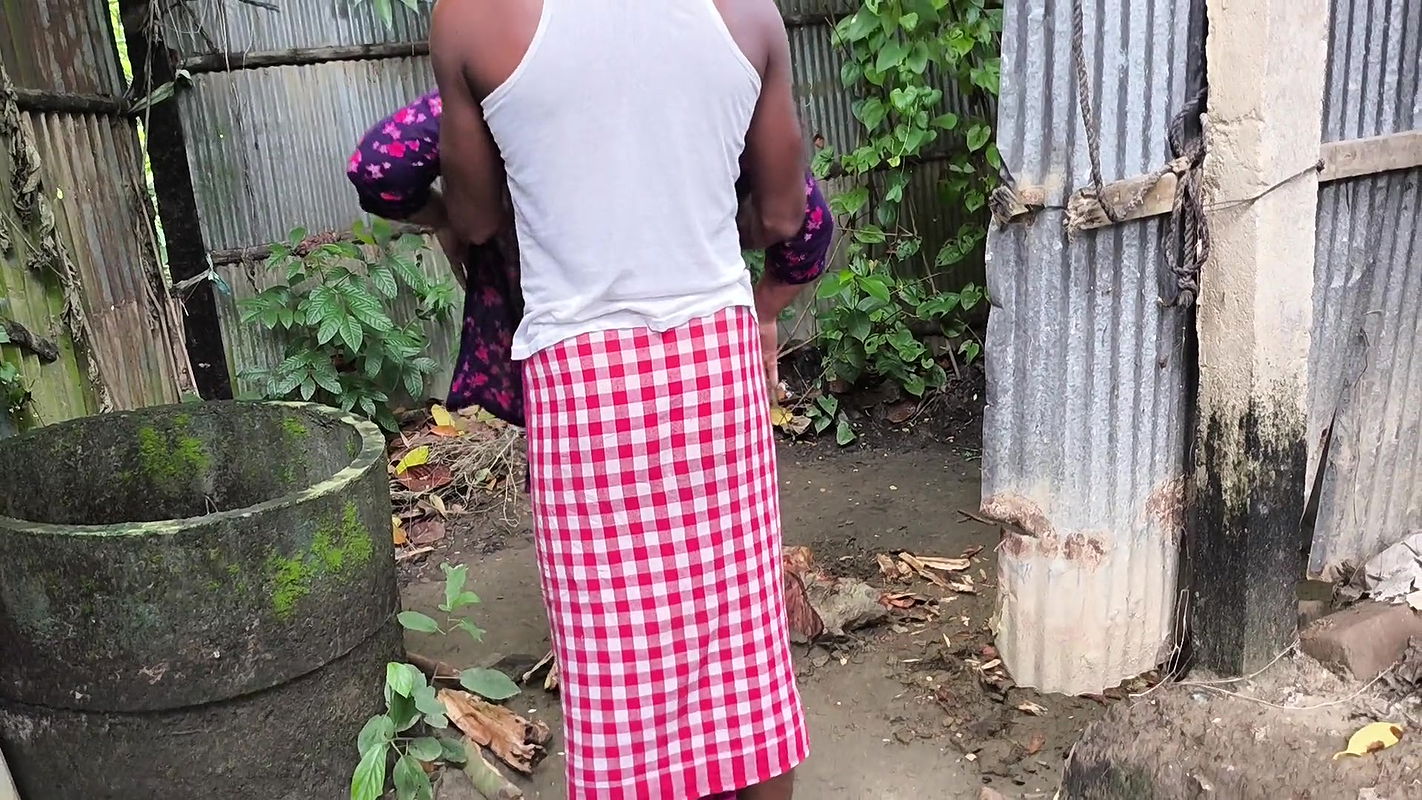 Desi bhabi sex with her young boyfriend outdoor from home