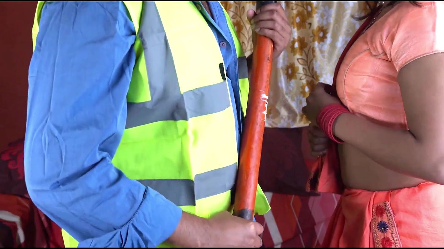 Desi Bade Dudhwali Bhabhi Ko Pati ke Ghar per Ek Admi Chod Diya ( HIndi Audio )