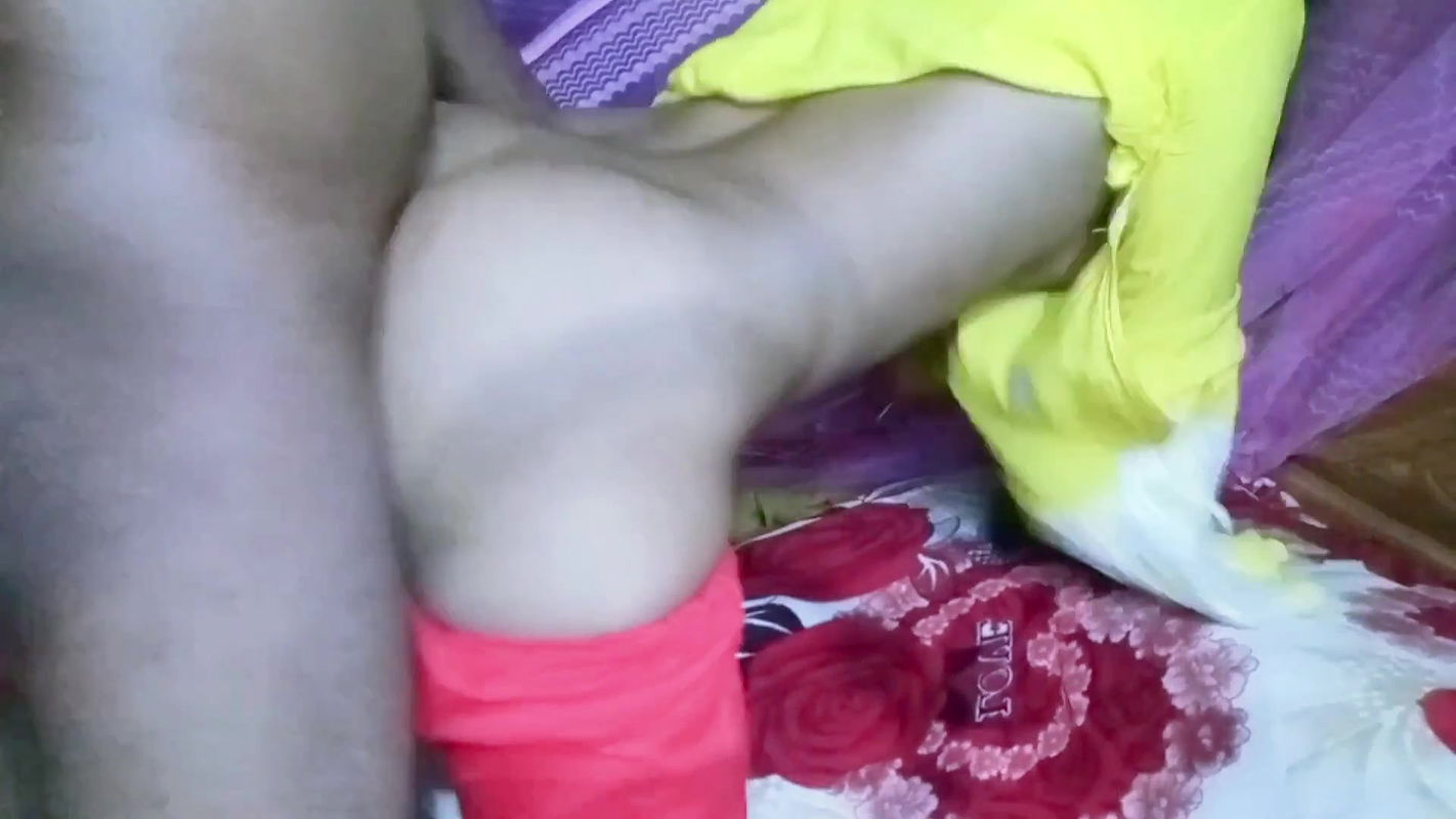 Cute college girl fucks her teacher by putting her ass in her teacher’s socks