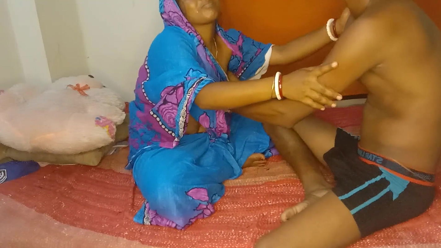 Bengali girls Hotwife in Blue saree Fucking Maid at Housewife Blowjobs Real threesome homemade Entertainment