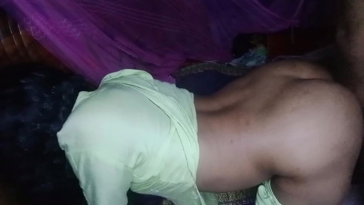 A college girl fucks her boyfriend and they are so horny that they put the boy’s penis in the girl’s tight pussy