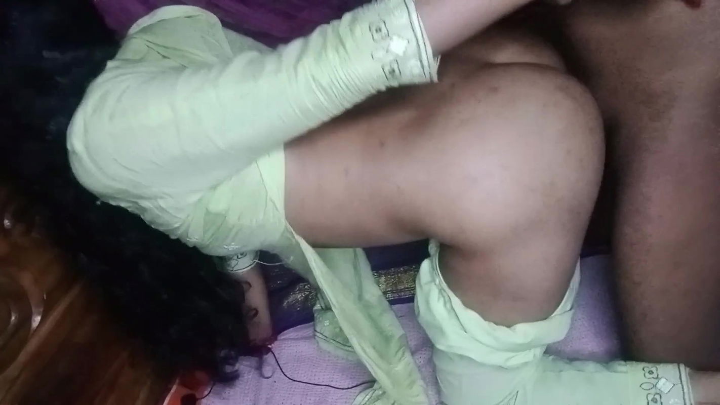 A college girl fucks her boyfriend and they are so horny that they put the boy’s penis in the girl’s tight pussy