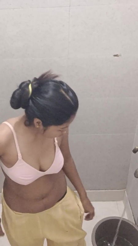 Sexy bhabi bathing bigboobs big ass bath