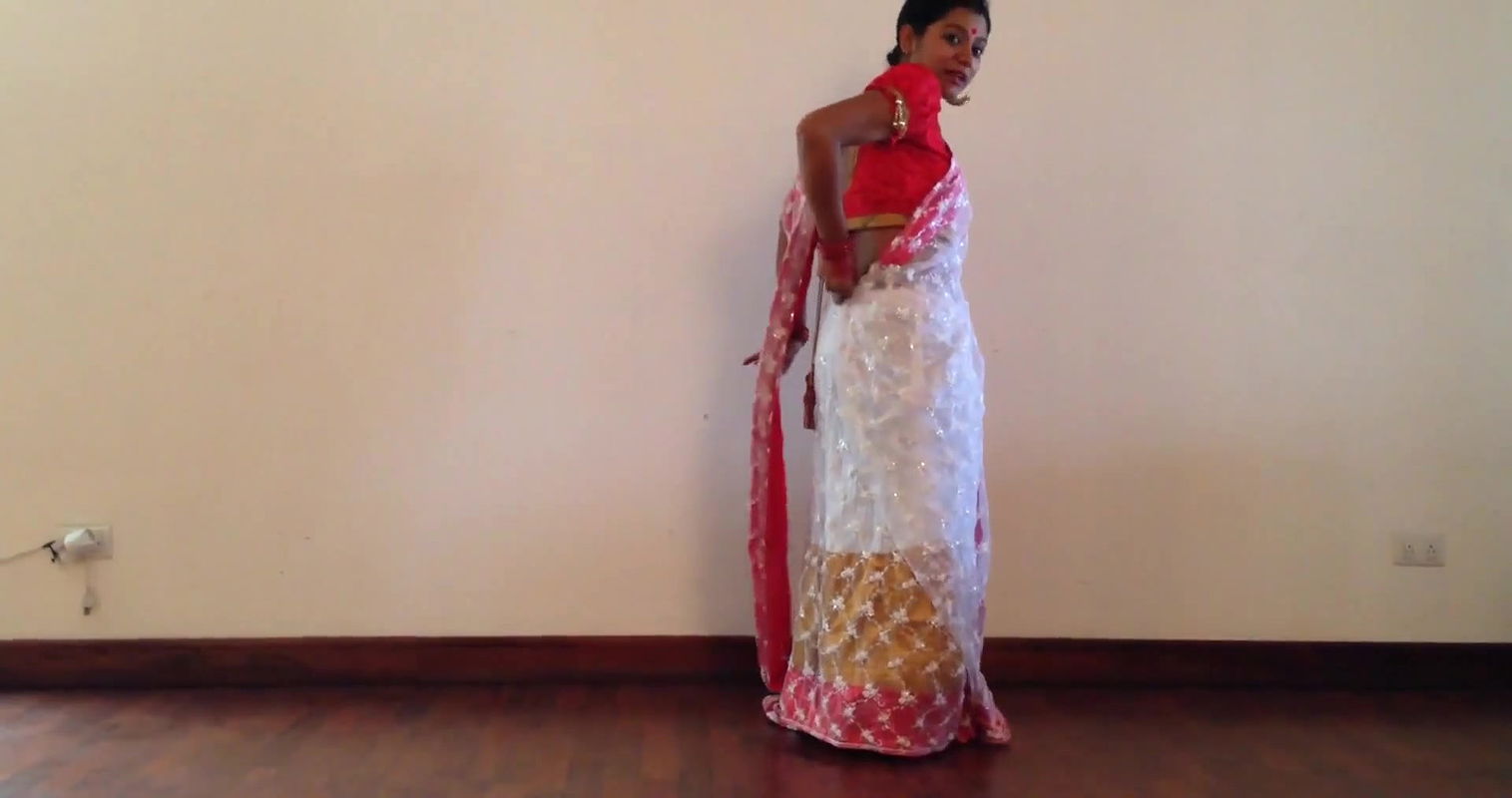 hot girl wearingareehowing navel