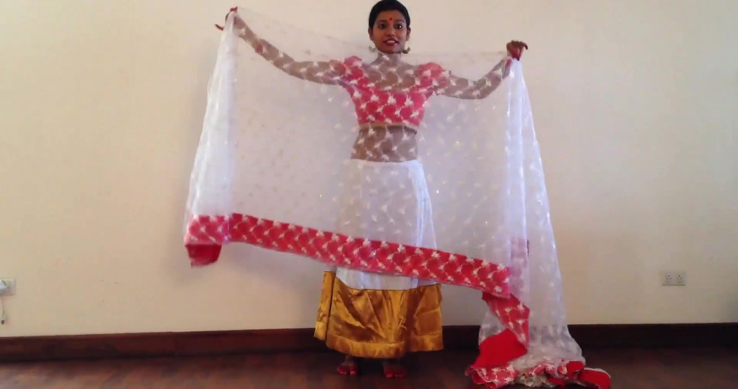 hot girl wearingareehowing navel