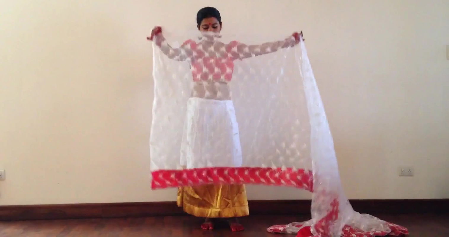 hot girl wearingareehowing navel