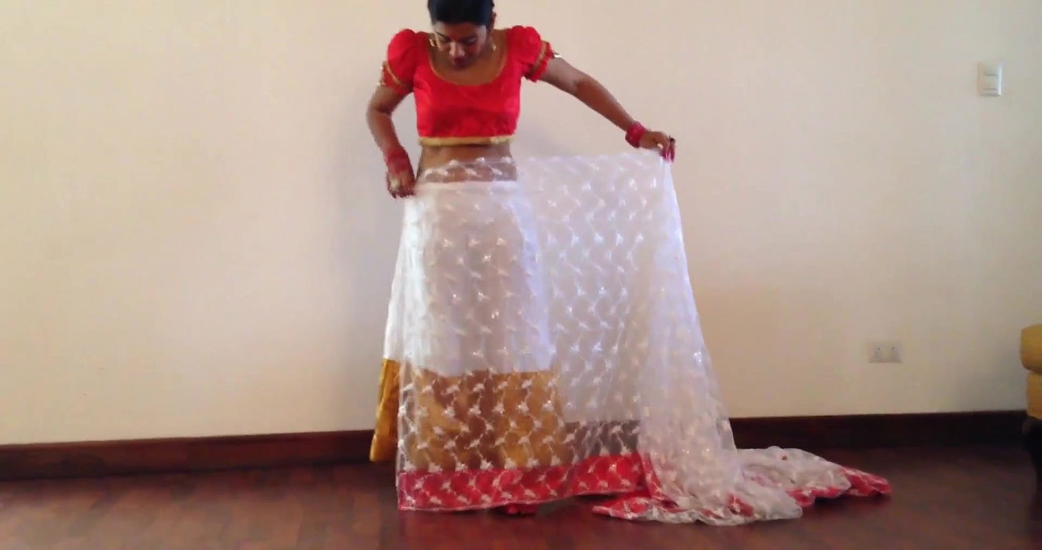 hot girl wearingareehowing navel